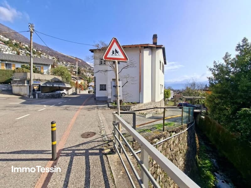 Tessiner Villa mit Seeblick Großem Garten und Innenpool 1007