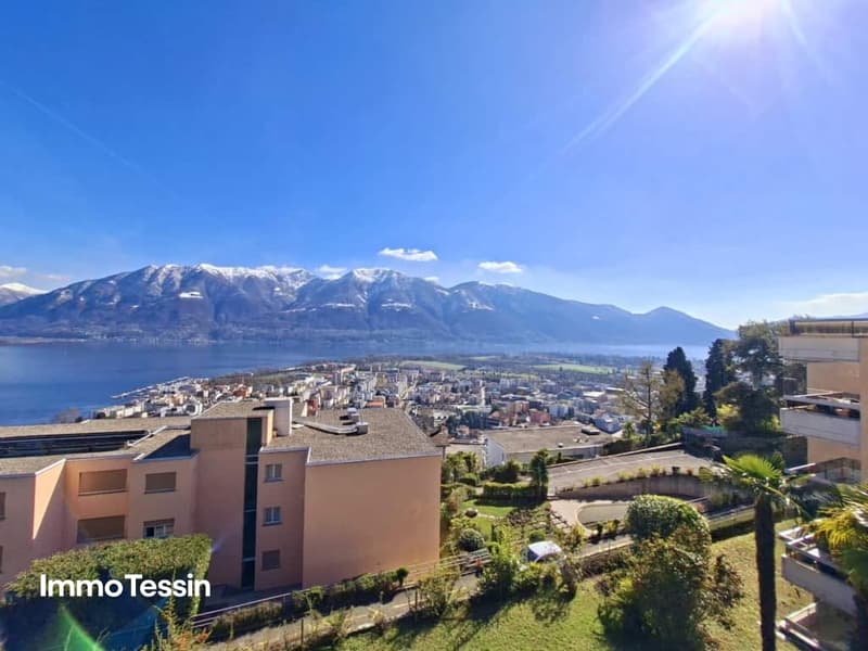 Totaler Blick auf den Lago Maggiore 118 m hoch über Locarno 11