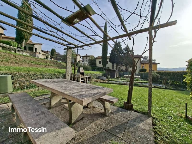 Ruhig und sonnig gelegene grosszügige Attikawohnung mit schöner Fernsicht, Garten und Garage 5