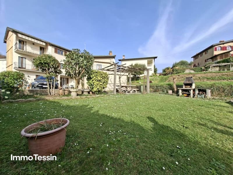 Ruhig und sonnig gelegene grosszügige Attikawohnung mit schöner Fernsicht, Garten und Garage 1