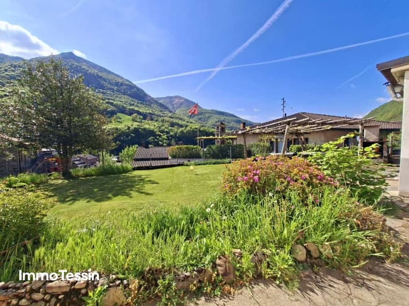 Charmantes Tessiner Haus mit großem Garten Grotto und Panoramablick auf die Berge 201