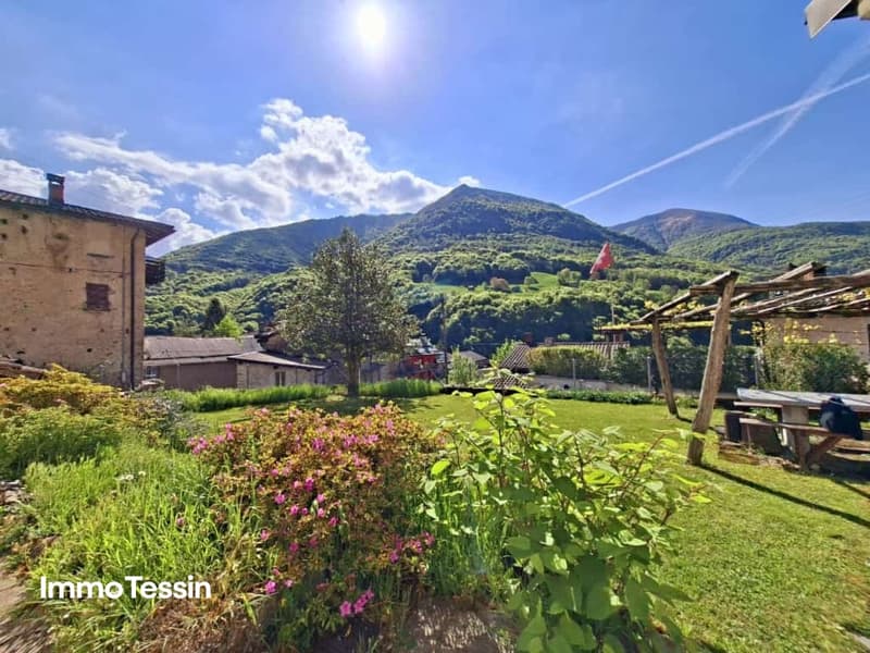 Charmantes Tessiner Haus mit großem Garten Grotto und Panoramablick auf die Berge 202