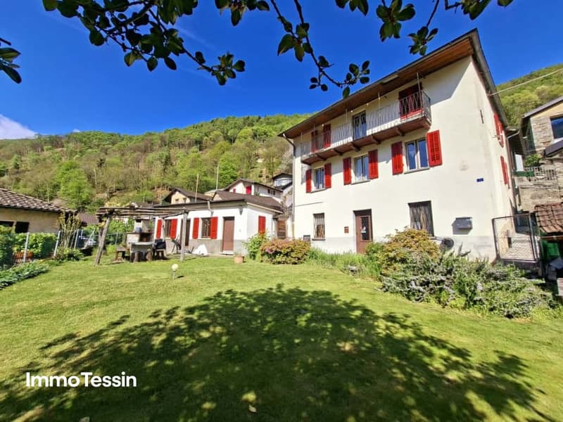 Charmantes Tessiner Haus mit großem Garten Grotto und Panoramablick auf die Berge 200