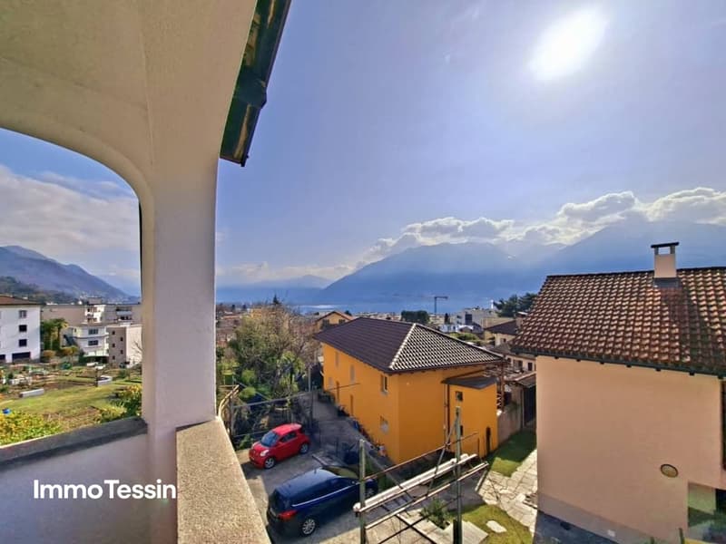 Tessiner Villa mit Seeblick Großem Garten und Innenpool 1005