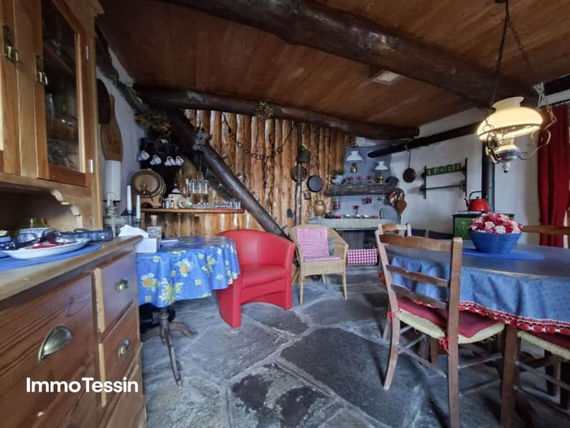Charaktervolles Rustico in spektakulärer Aussichtslage auf einer authentischen Tessiner Alp im oberen Maggiatal 9