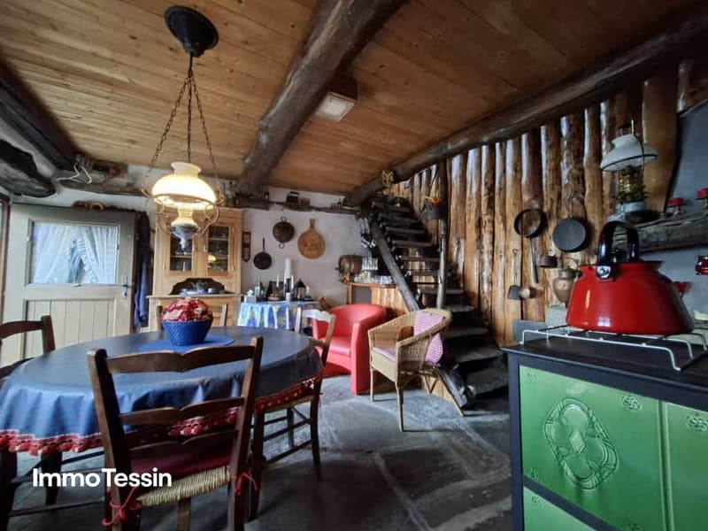 Charaktervolles Rustico in spektakulärer Aussichtslage auf einer authentischen Tessiner Alp im oberen Maggiatal 10