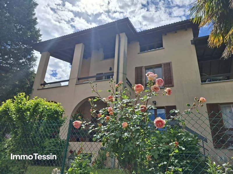 Grosses und schönes Familien- oder Homeoffice-Haus an ruhiger und sonniger Lage mit Garten, Terrassen und Parkplätzen 2