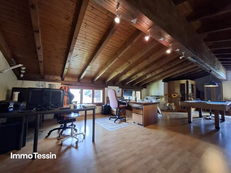Grosses und schönes Familien- oder Homeoffice-Haus an ruhiger und sonniger Lage mit Garten, Terrassen und Parkplätzen 8