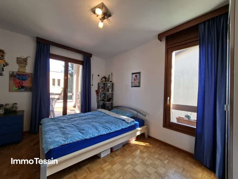 Grosses und schönes Familien- oder Homeoffice-Haus an ruhiger und sonniger Lage mit Garten, Terrassen und Parkplätzen 12