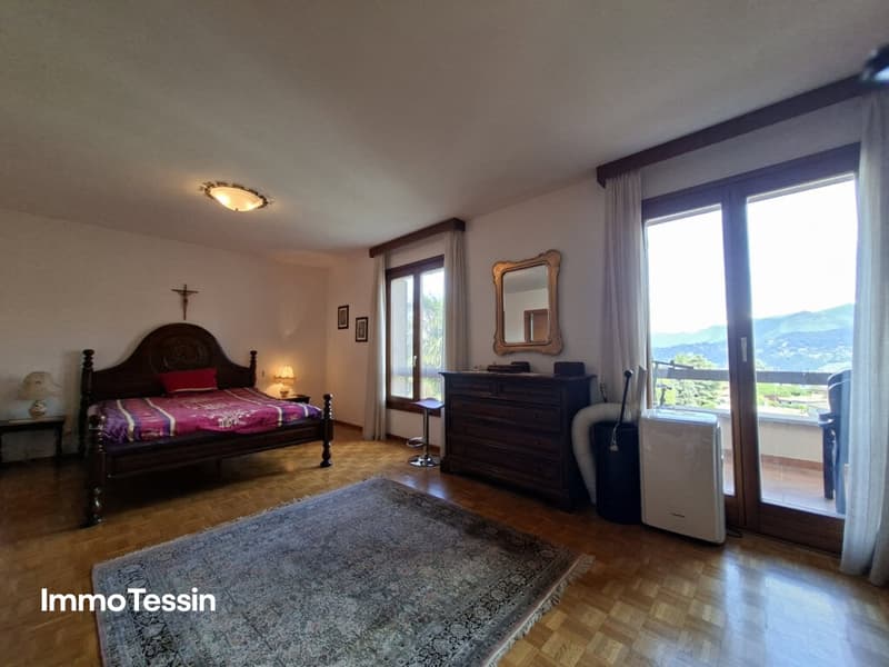 Grosses und schönes Familien- oder Homeoffice-Haus an ruhiger und sonniger Lage mit Garten, Terrassen und Parkplätzen 11