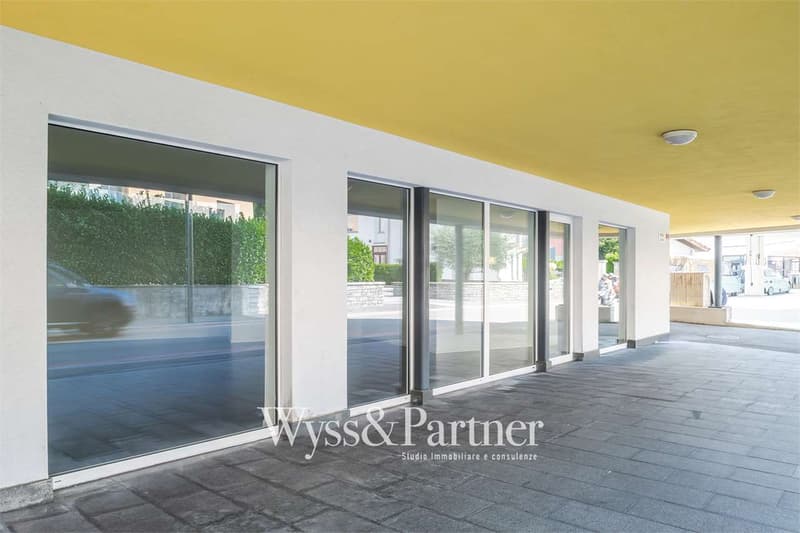 Tenero - practical commercial space in the center (7)