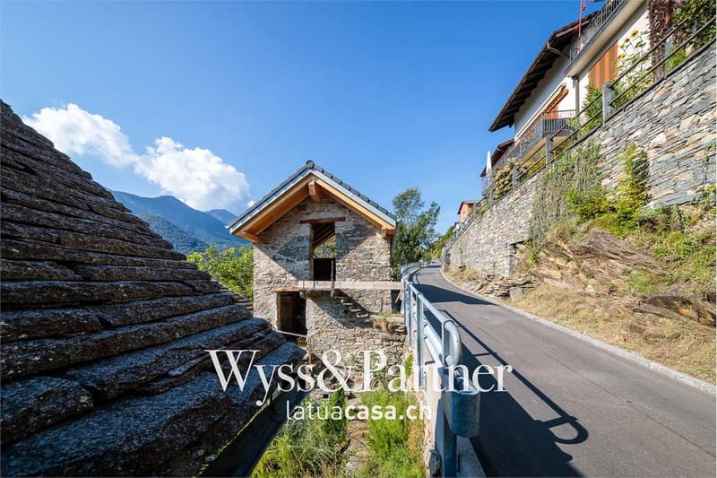 Calezzo, rustic house to be renovated (1)