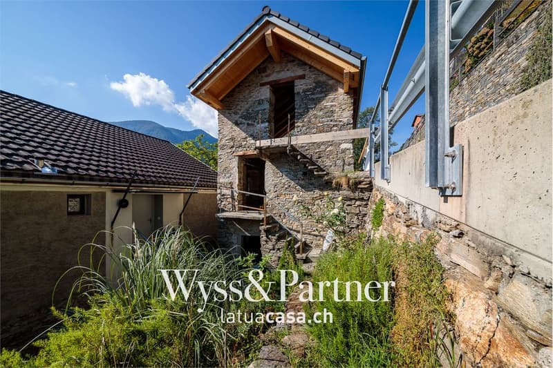 Calezzo, rustic house to be renovated (2)