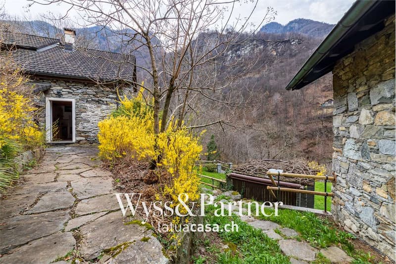 Menzonio - Charming rustic house on three levels (1)