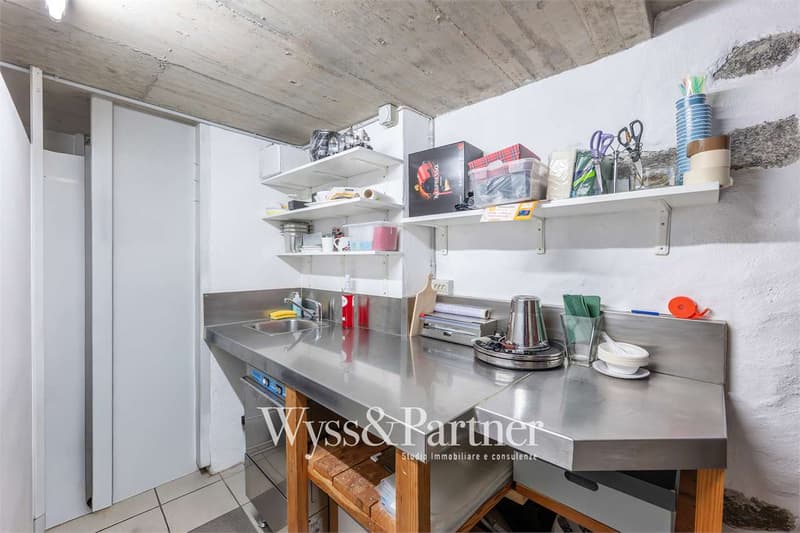 Petit bar sur deux étages à louer sur la place pittoresque d'Intragna (7)
