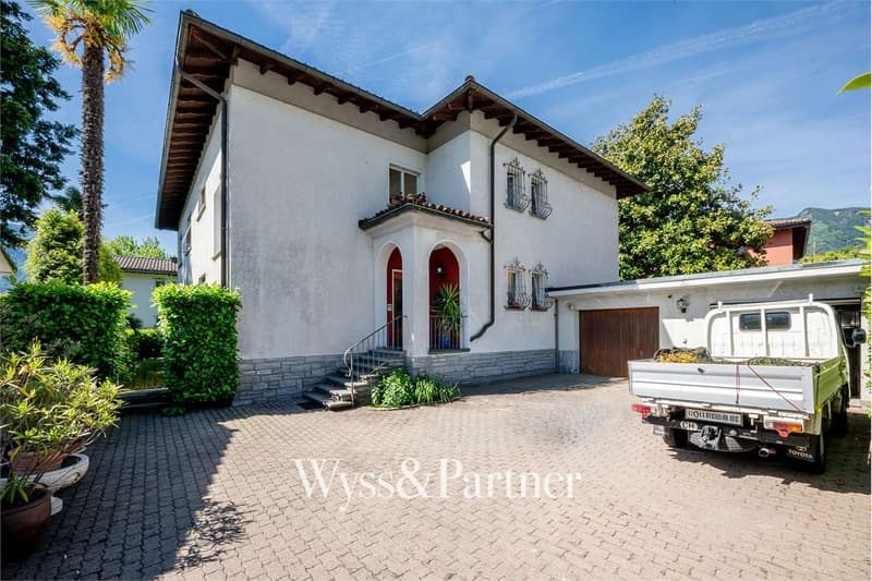 Exclusive property with development potential in Ascona (1)