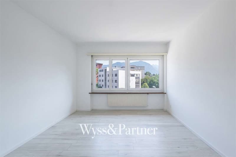Bright 2.5-room apartment with balcony in Lugano (4)
