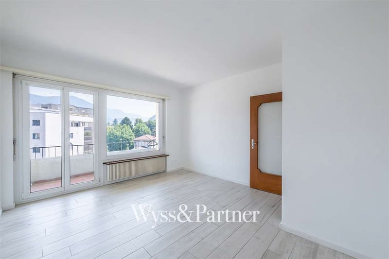 Bright 2.5-room apartment with balcony in Lugano (1)