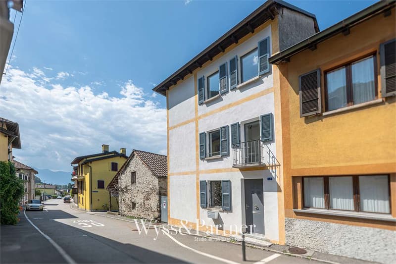 Casa di 3.5 locali su tre livelli a Quartino (1)