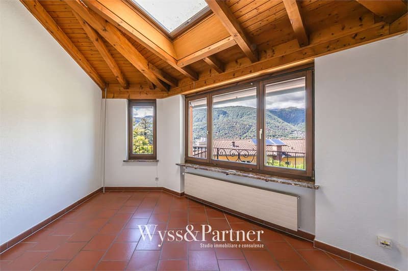 Casa su 3 livelli con terrazza e giardino a Vezia (11)