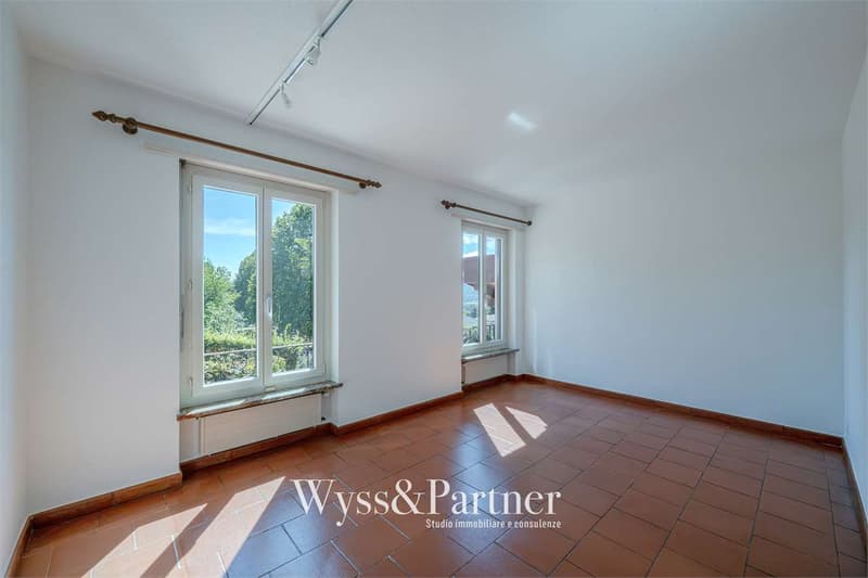 Casa su 3 livelli con terrazza e giardino a Vezia (7)