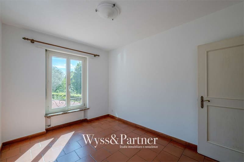 Casa su 3 livelli con terrazza e giardino a Vezia (6)