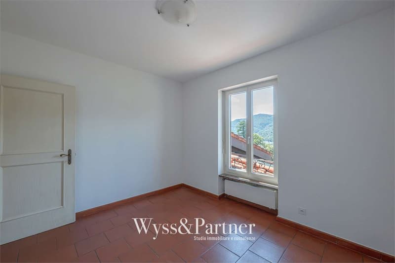 Casa su 3 livelli con terrazza e giardino a Vezia (8)