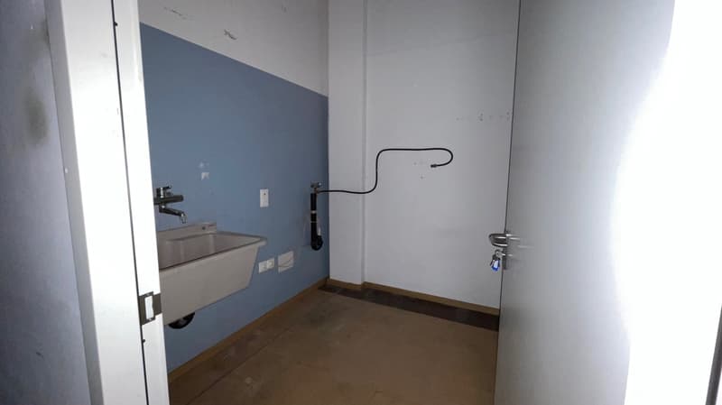 empty room with sink and outlet