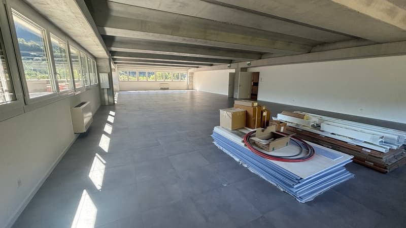 MEZZOVICO - new, bright and divisible office (11)