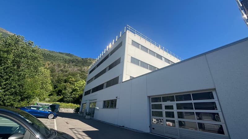 MEZZOVICO - new, bright and divisible office (2)