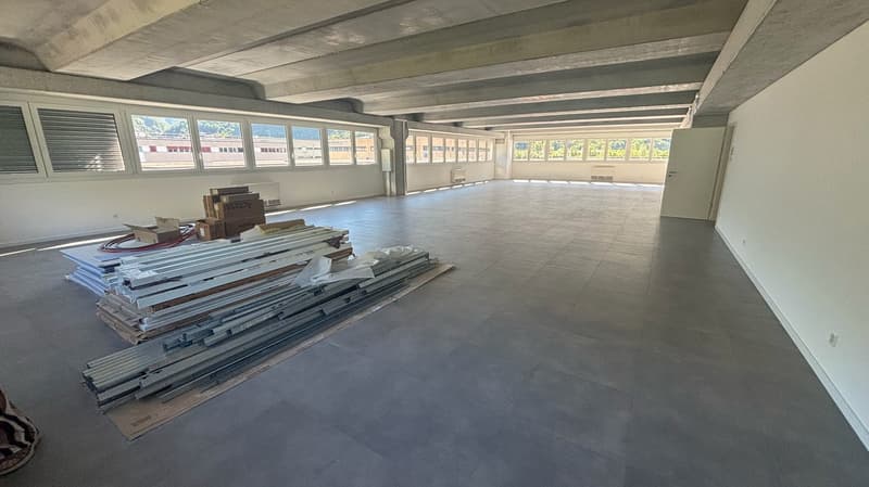 MEZZOVICO - new, bright and divisible office (10)