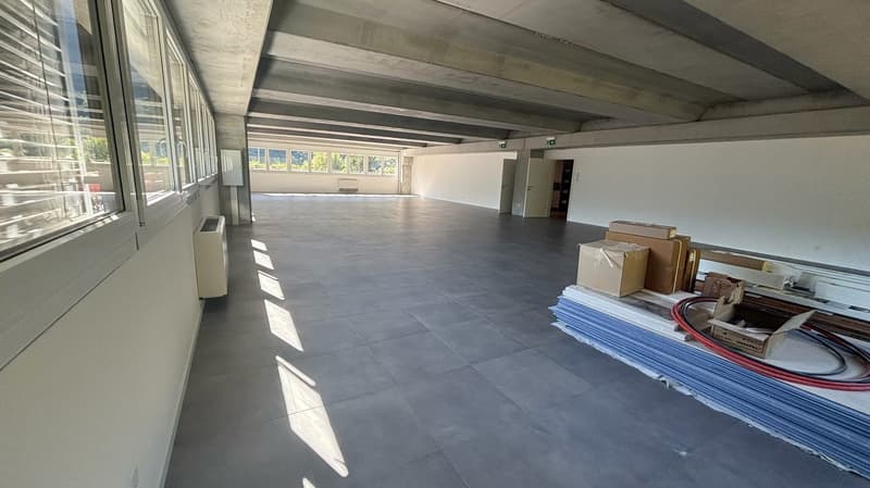 MEZZOVICO - new, bright and divisible office (12)