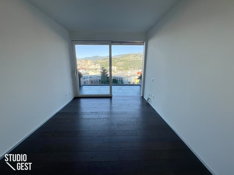 Elegante attico con grandissima terrazza coperta (15)