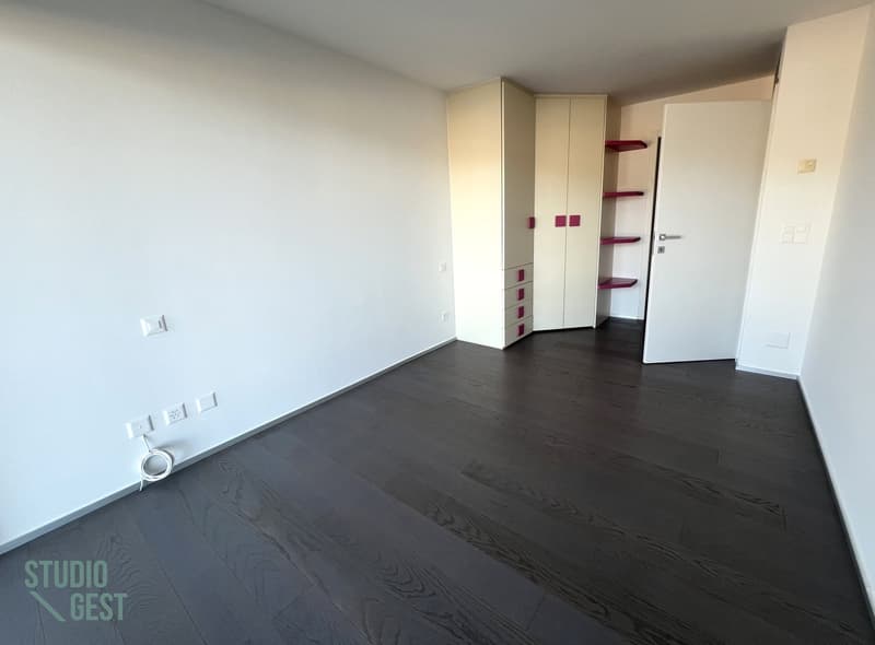 Elegante attico con grandissima terrazza coperta (18)