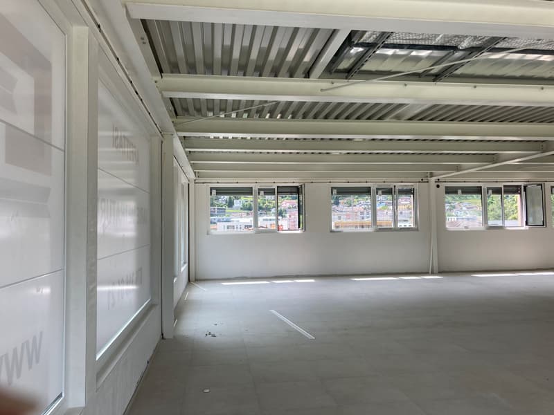 empty room, white walls, white ceiling, windows, tiled floor