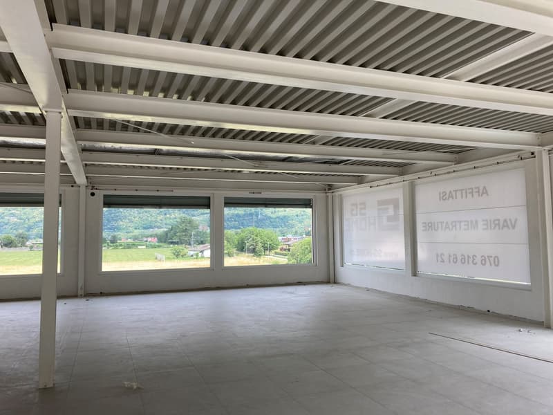 empty room, white walls, white ceiling, large windows, tiled floor, view of the outside