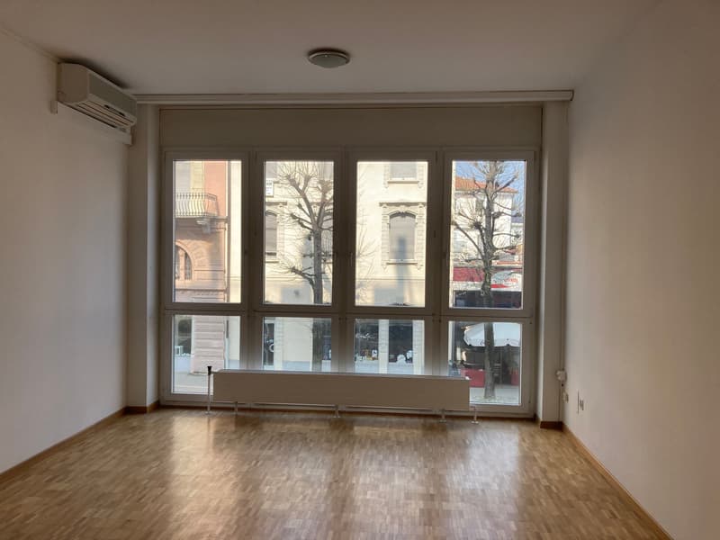 Bright commercial premises for rent on the first floor in excellent central location in Chiasso (3)