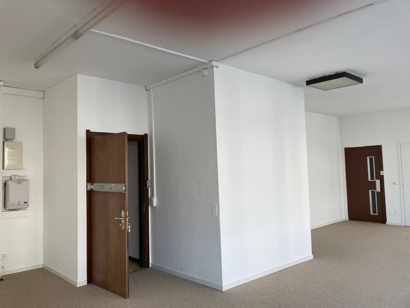 Bright commercial premises for rent on the first floor in excellent central location in Chiasso (2)