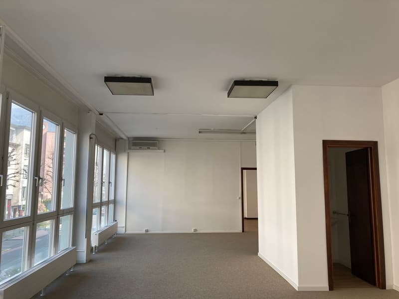 Bright commercial premises for rent on the first floor in excellent central location in Chiasso (4)