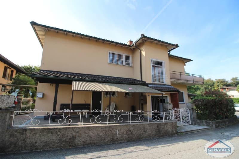 Proprietà composta da casa bifamiliare + casa singola e vasto giardino (3)