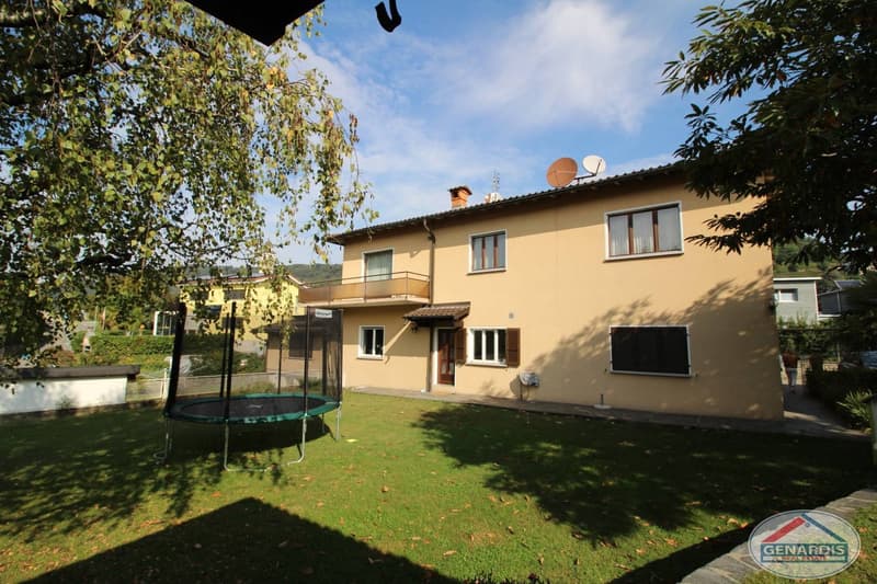 Proprietà composta da casa bifamiliare + casa singola e vasto giardino (12)