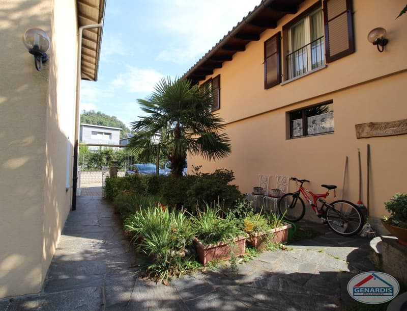 Proprietà composta da casa bifamiliare + casa singola e vasto giardino (13)