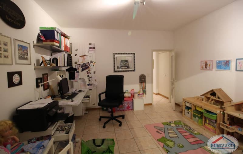 Proprietà composta da casa bifamiliare + casa singola e vasto giardino (9)