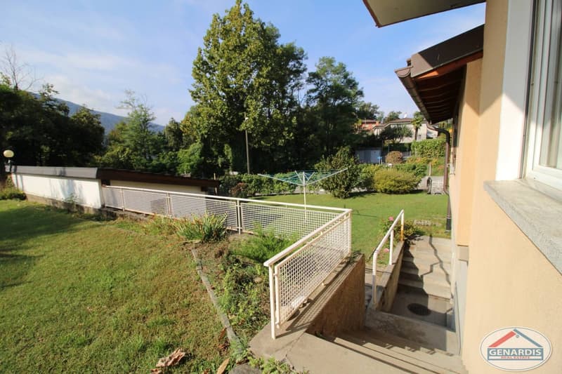 Proprietà composta da casa bifamiliare + casa singola e vasto giardino (14)