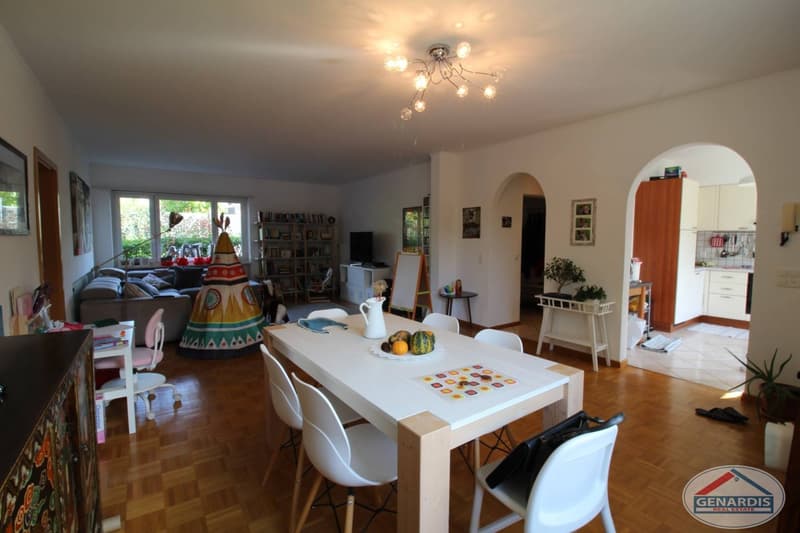 Proprietà composta da casa bifamiliare + casa singola e vasto giardino (6)