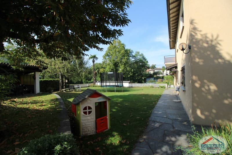 Proprietà composta da casa bifamiliare + casa singola e vasto giardino (1)
