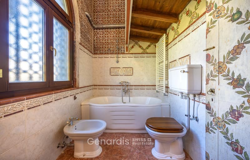 Villa storica di grande fascino, con forte carattere storico e decorativo. (19)