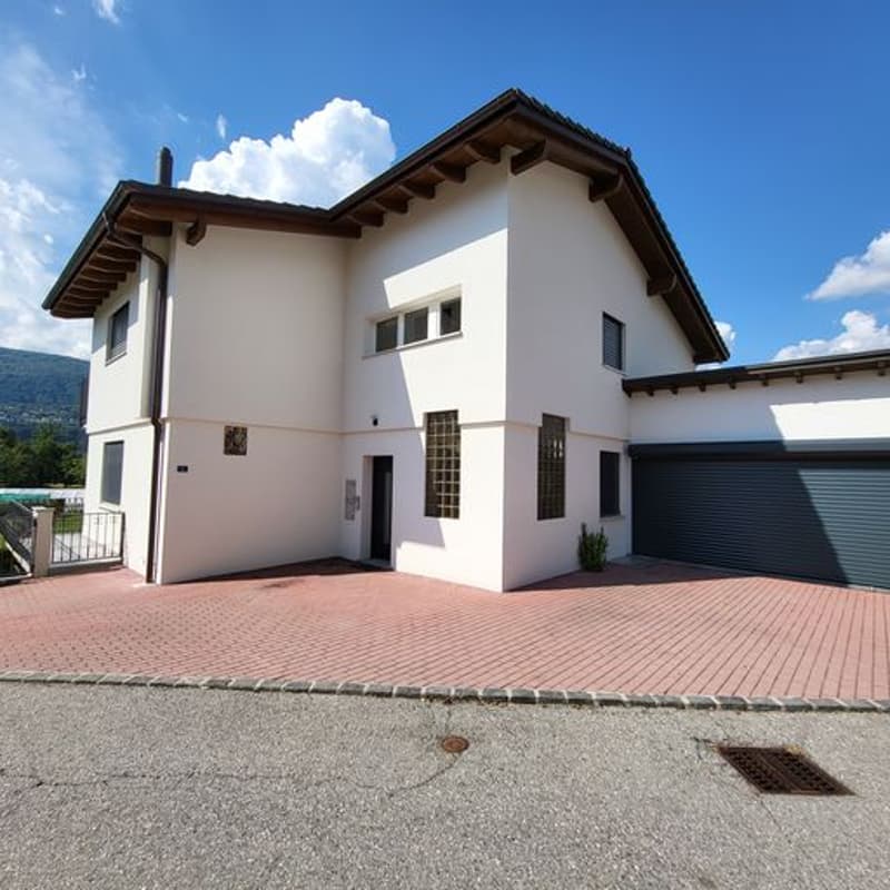 Sonnige, große Einfamilienhaus mit drei Wohnungen, privater Garten in Breganzona (3)
