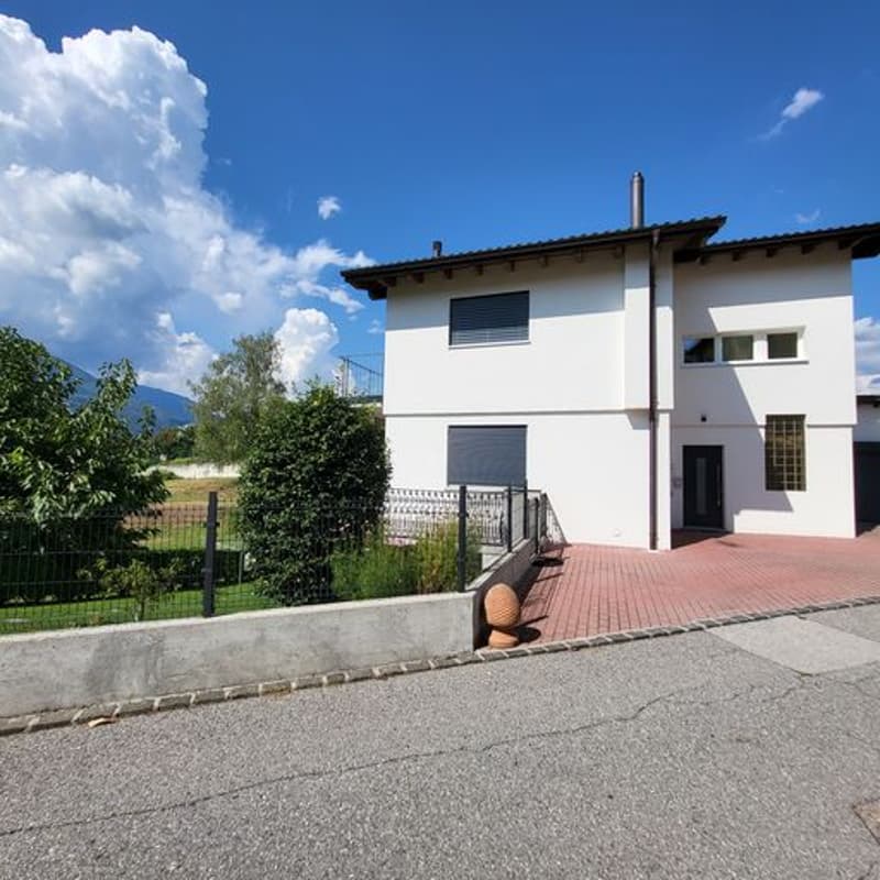 Sunny, spacious detached house with three apartments, private garden in Breganzona (4)