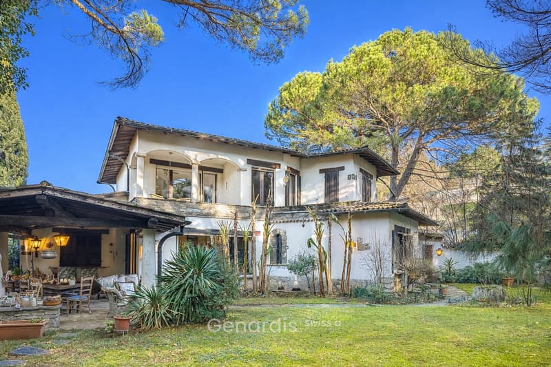 Villa élégante avec piscine et vue panoramique sur Collina d'Oro (1)